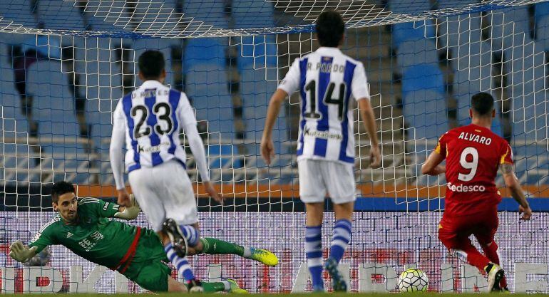 El portero de la Real Sociedad Oier Olazábal encaja un gol de penalti del delantero del Getafe Álvaro Vázquez