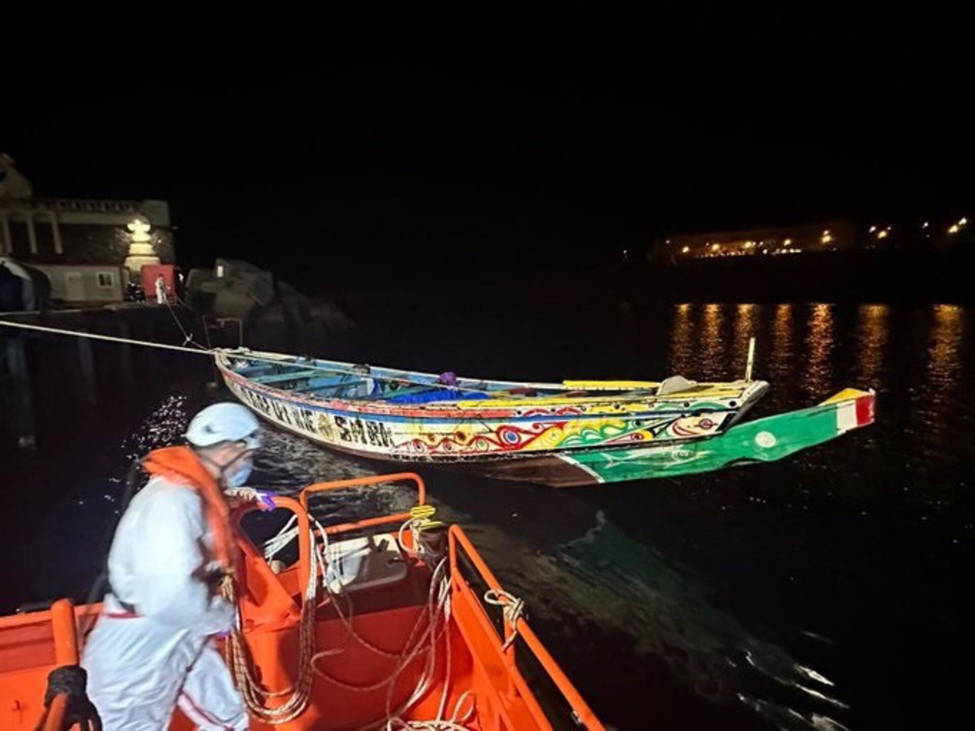 La salvamar &#039;Adhara&#039; remolca un cayuco