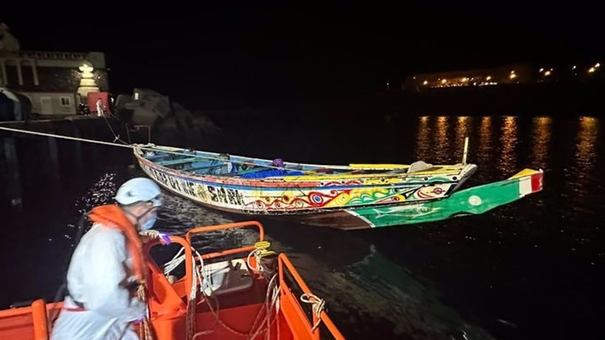 Dos muertos en un cayuco rescatado al sur de Canarias