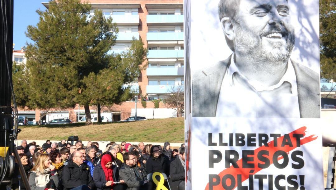 Al centre, el vicepresident del Govern i adjunt a la presidència d&#039;ERC, Pere Aragonès, amb un cartell de l&#039;exvicepresident i líder del partit, Oriol Junqueras, durant l&#039;acte dels republicans a Manresa, el 19 de gener de 2019 (Horitzontal)