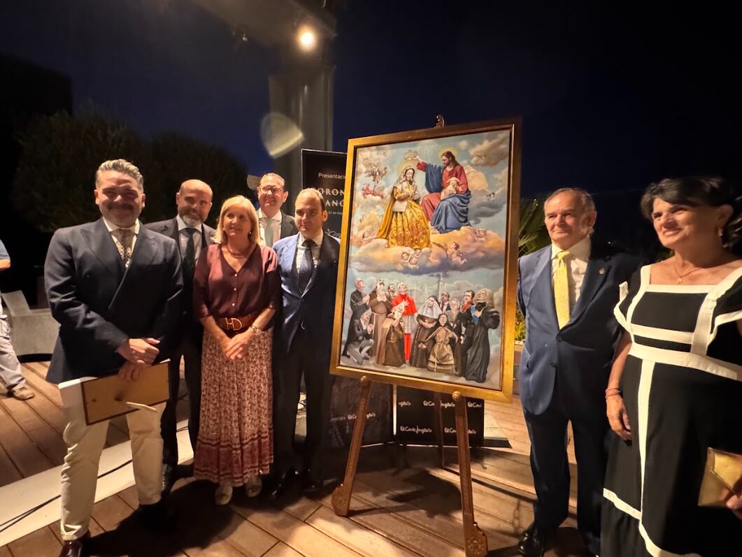 Foto de familia en la presentación del cartel de la Coronación Canónica de la Pastora de Santa Marina