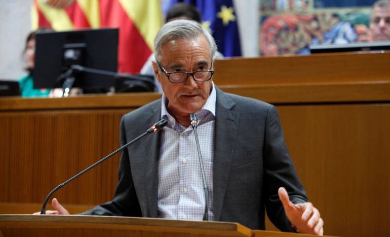 El portavoz socialista, Javier Sada, durante una intervención en las Cortes de Aragón