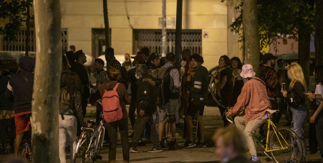 Varias personas reunidas en un ambiente festivo 