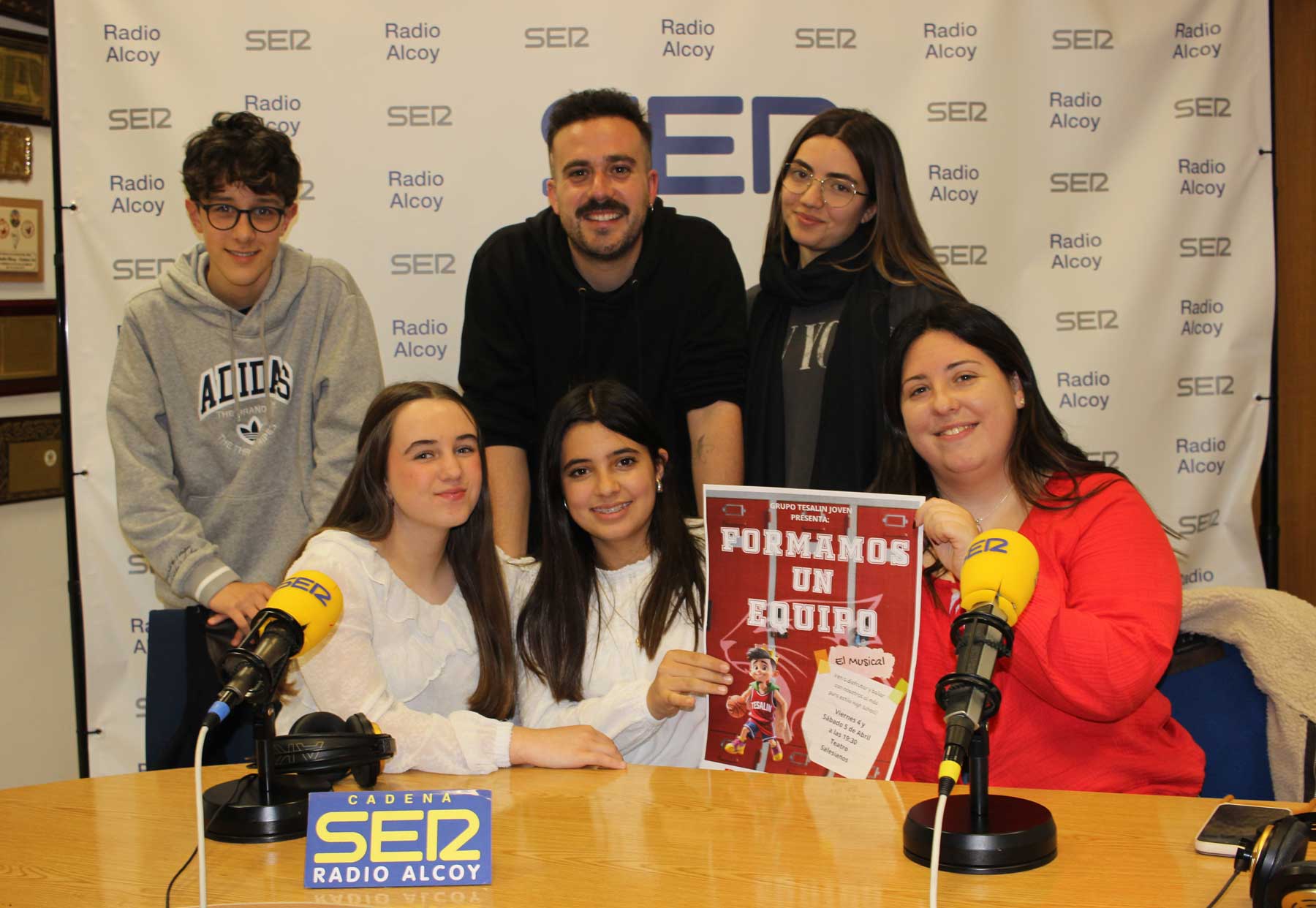La coordinadora del musical, Eva Payá, sositene el cartel junto a los actores María Llácer, Sabrina Seguí, Candela Benimeli y Adrián Soriano, más el monitor Alejandro Navarro