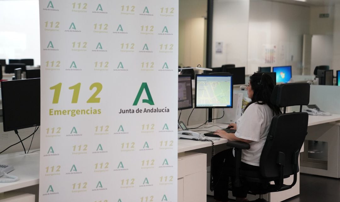 Una operadora de Emergencias 112 Andalucía.