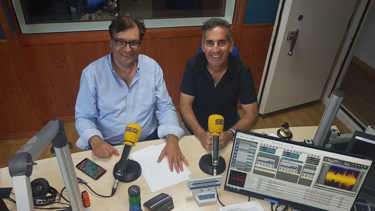 Pablo de Castro y José Ángel San Martín en el estudio de la Venatan de Cantabria 