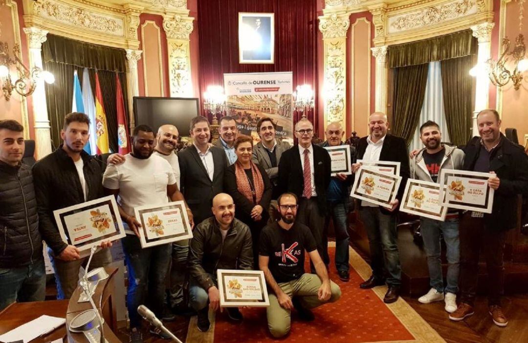 Los ganadores del concurso con el alcalde, Jesús Vázquez