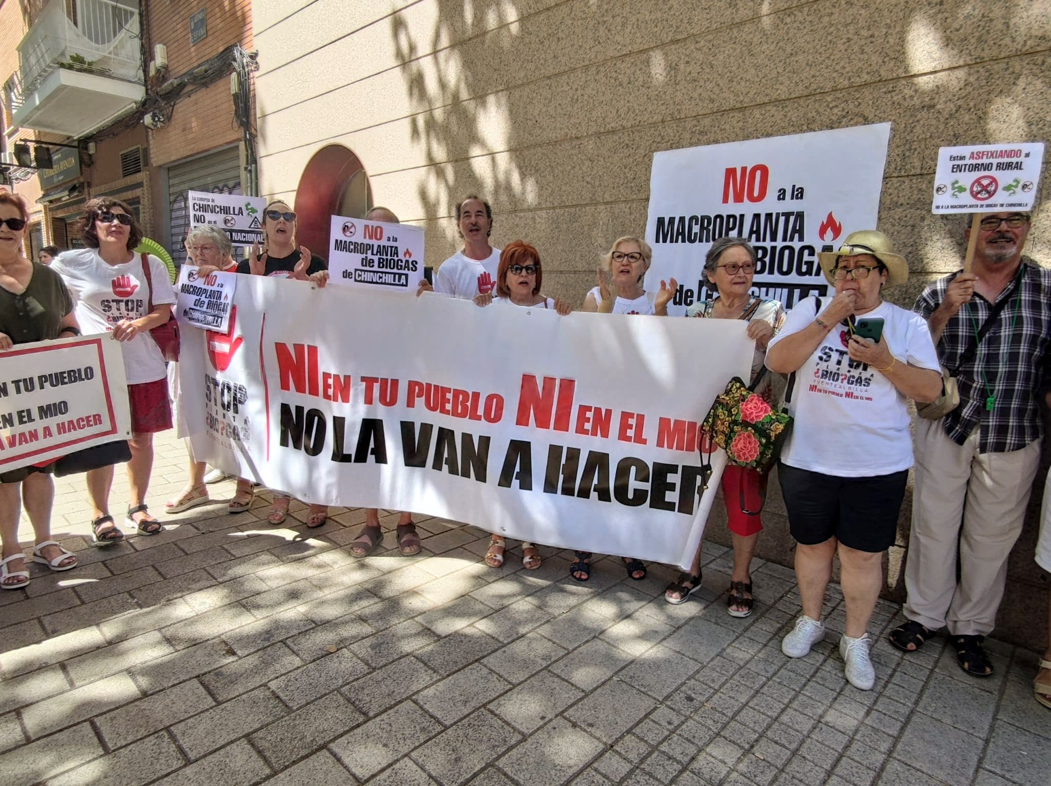 Concentración en protesta en Fuentealbilla