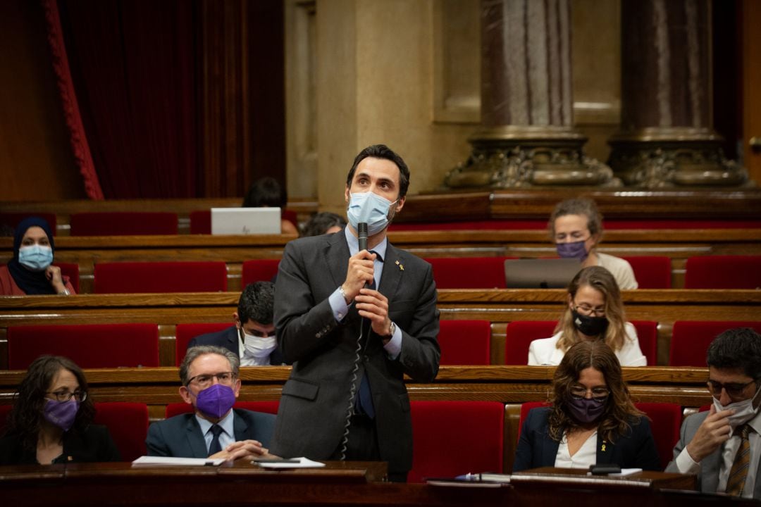 El conseller de Trabajo, Roger Torrent, interviene durante una sesión plenaria en el Parlament de Cataluña, a 21 de julio de 2021, en Barcelona.