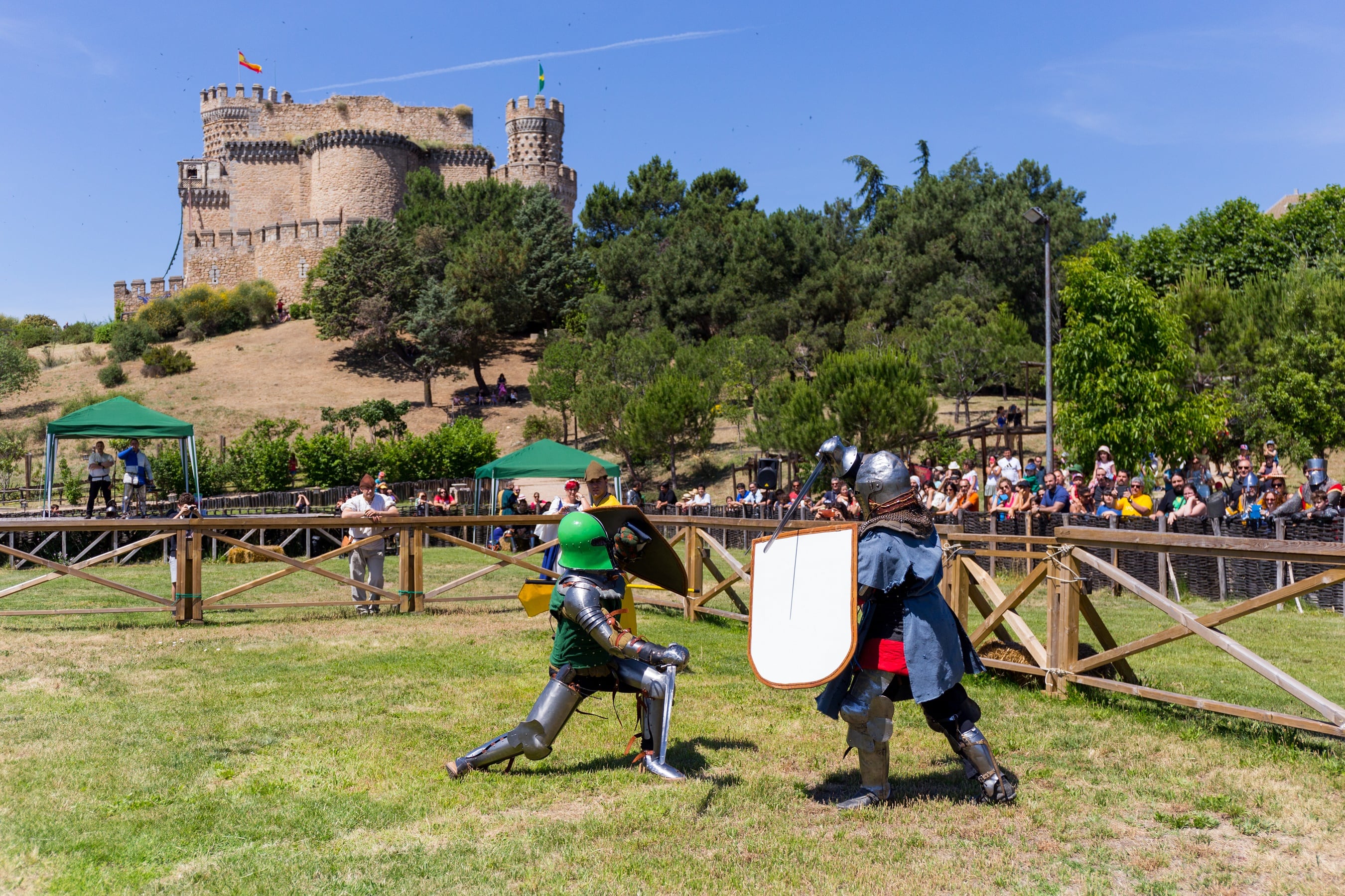 La Comunidad de Madrid ofrece una agenda que incluye visitas guiadas, representaciones teatralizadas, talleres infantiles, y talleres históricos de combate medieval