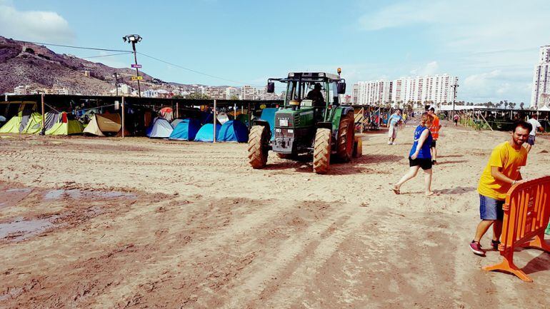 Organizadores del Medusa Sunbeach Festival trabajan durante la mañana en devolver la normalidad al festival tras una noche de instensas lluvias