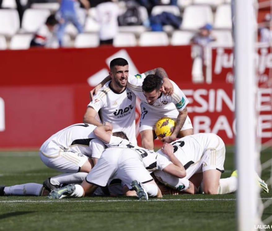 Los jugadores del Albacete celebran un gol