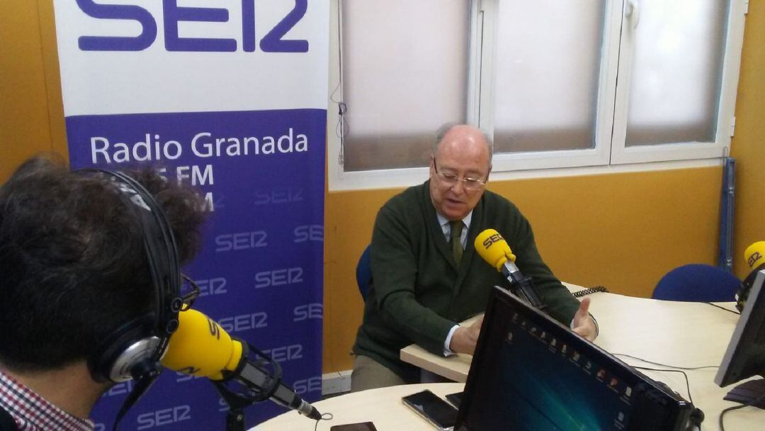 Manuel Fuentes, en los estudios de Radio Granada