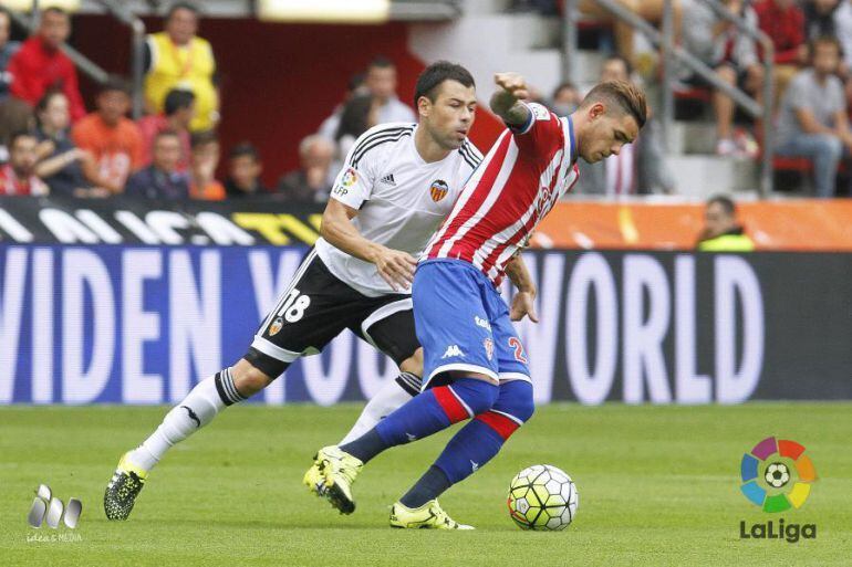 El asturiano del Valencia Javi Fuego presiona al delantero del Sporting Tonny Sanabria en el partido de la primera vuelta.