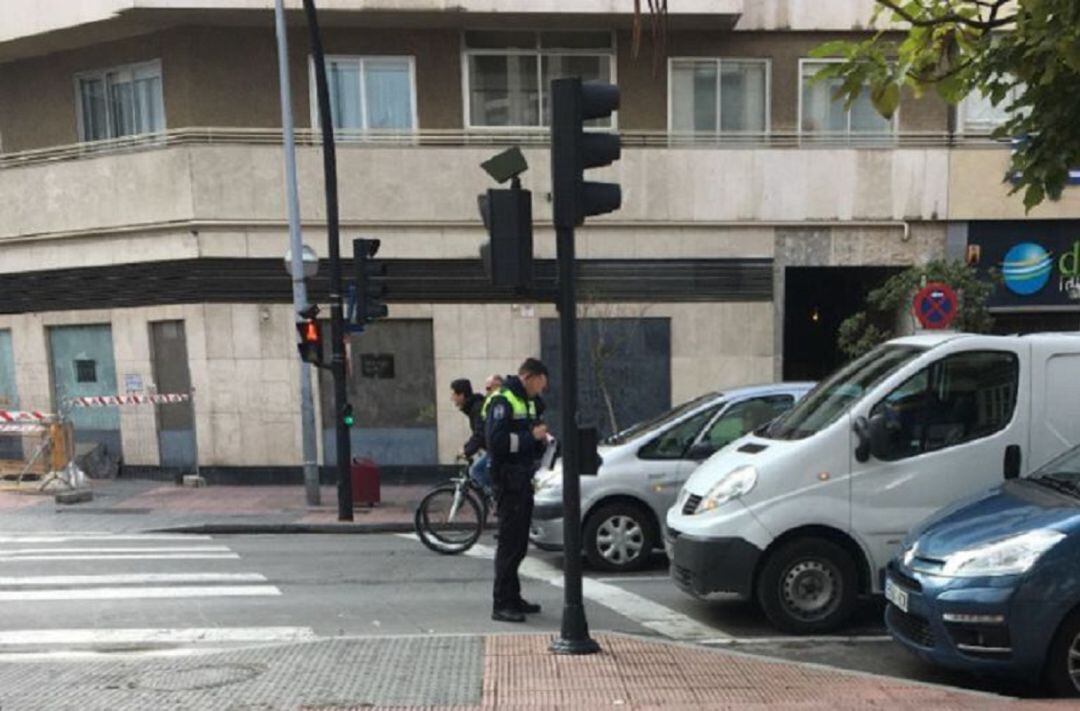 Un agente de la policía local tramita una denuncia de tráfico en Vitoria