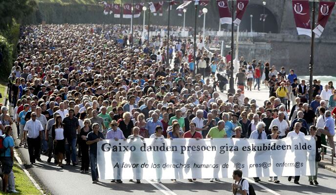 Miles de personas en la manifestación de San Sebastián para exigir el cumplimiento de la libertad condicional al etarra Iosu Uribetxebarria Bolinaga