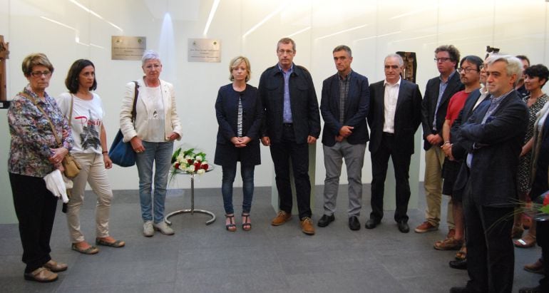 Maixabel Lasa, con chaqueta blanca, durante el homenaje que las Juntas Generales de Gipuzkoa han brindado a su mario, Juan Maria Jáuregui, asesinado por ETA hace 15 años.