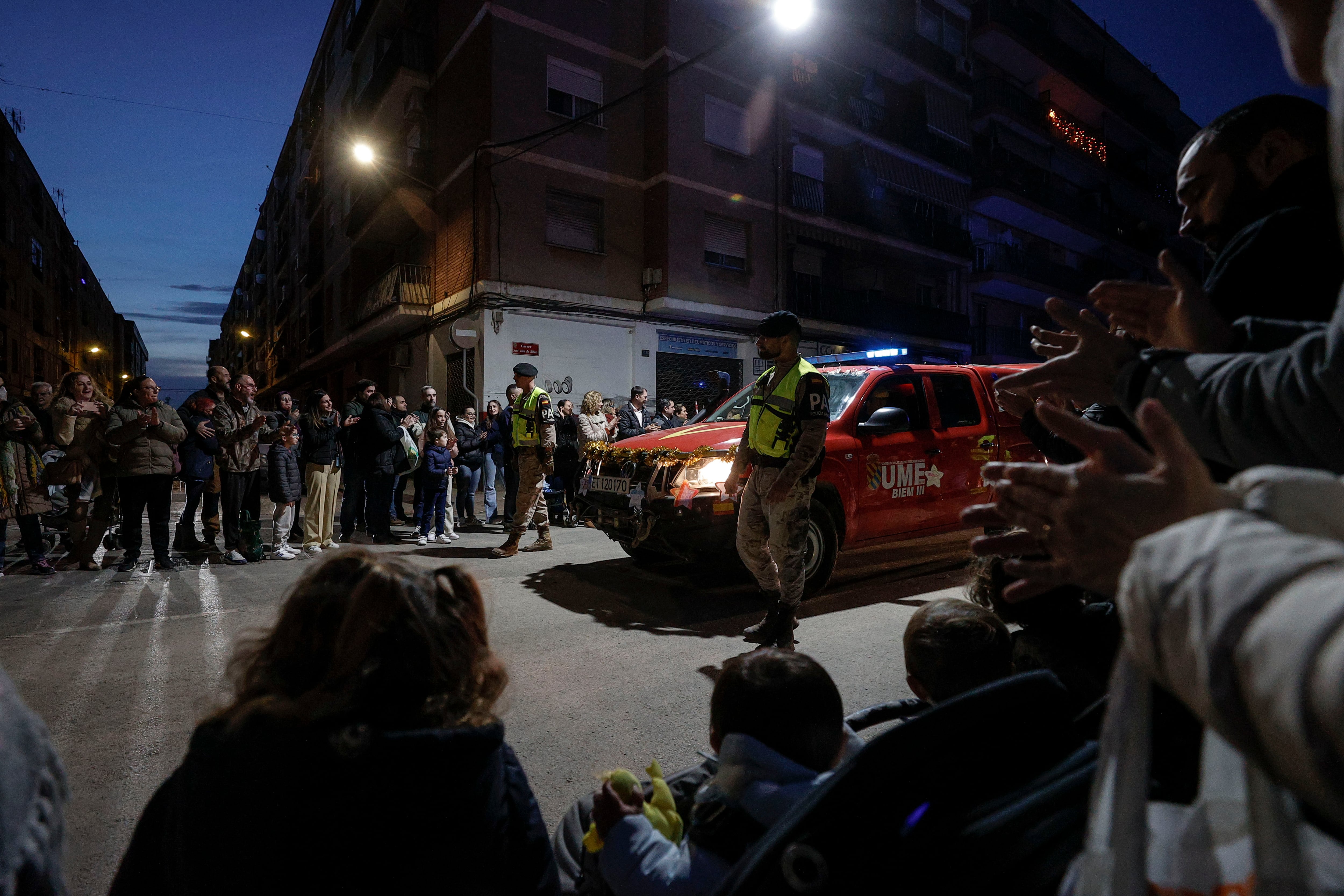 Miembros de la UME participan en la cabalgata recibiendo el aplauso de los vecinos de Paiporta