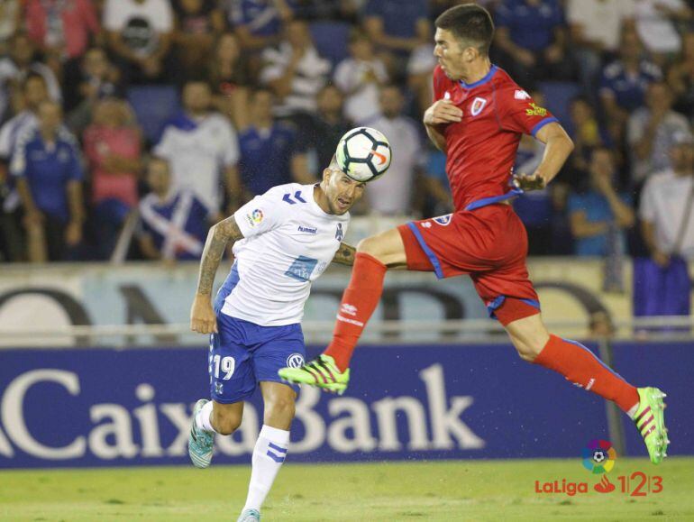 El rojillo Carlos Gutiérrez pugna con Aveldaño en el partido de ida en Tenerife.