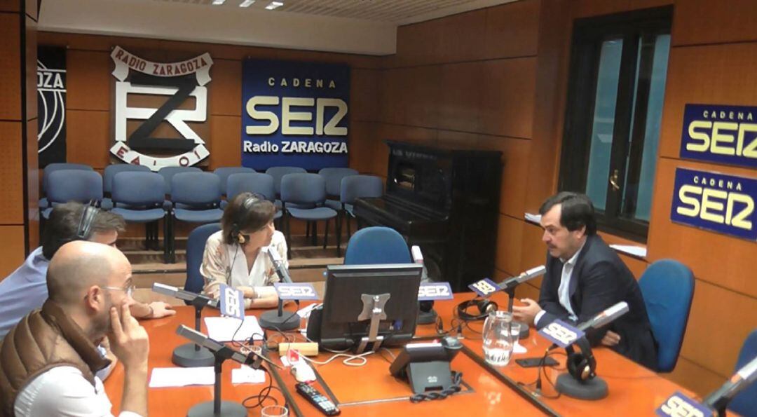 El presidente de CEOE Aragón, Ricardo Mur, en los estudios de Radio Zaragoza, durante la emisión de La Rebotica