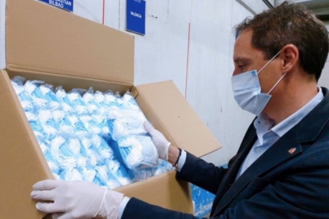 El subdelegat del Govern a Lleida, José Crespín, rep mascaretes per repartir a partir de dimarts