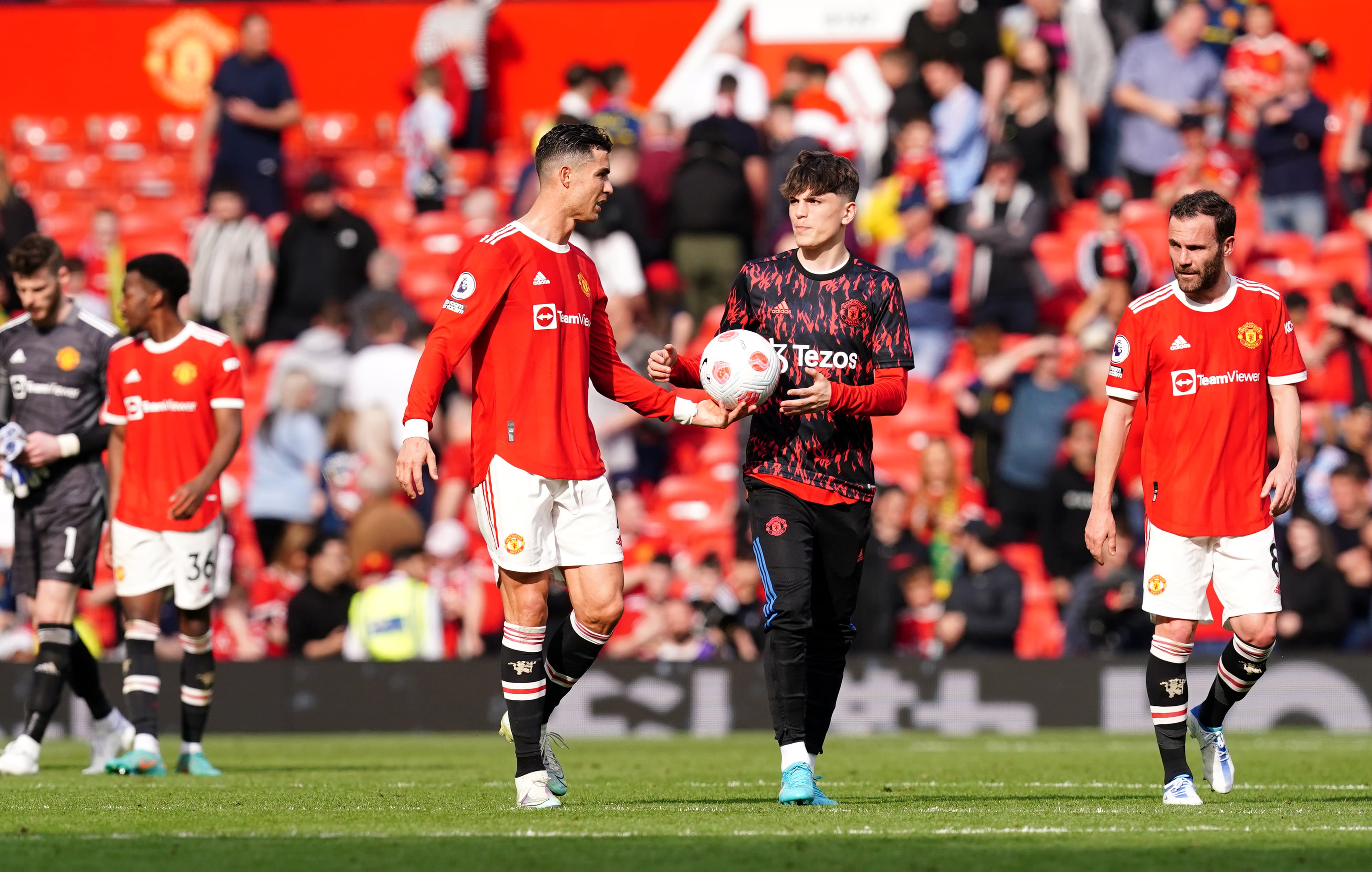 Cristiano Ronaldo le da el balón del &#039;hat-trick&#039; a Garnacho tras el partido.