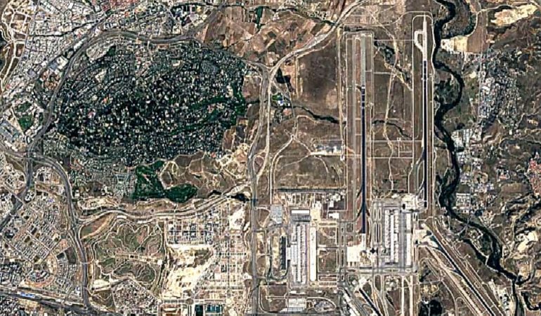 Imagen de satélite del norte de Madrid tomada en 2016, con el aeropuerto de Barajas y los barrios de La Moraleja, Valdebebas, Sanchinarro y Las Tablas.