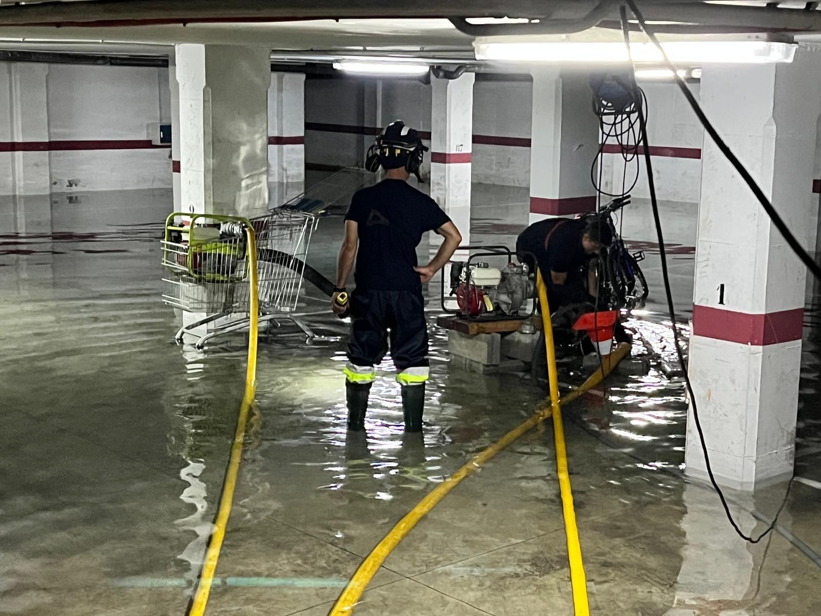 Los bomberos durante los trabajos tras la dana