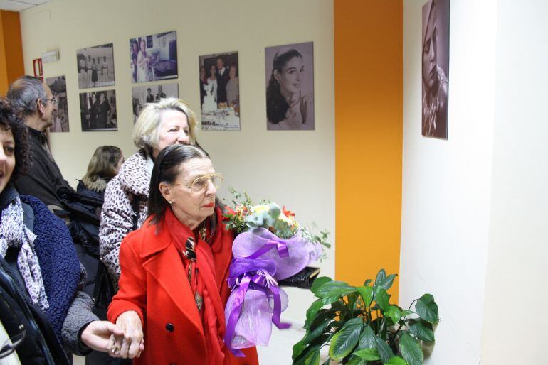 La bailarina Trini Reyes visita el Centro Social de Ondara, que ya lleva su nombre.