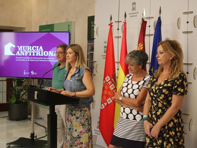 La concejala de Mayores, Vivienda y Servicios Sociales, Paqui Pérez, durante la presentación de 'Murcia Anfitriona'