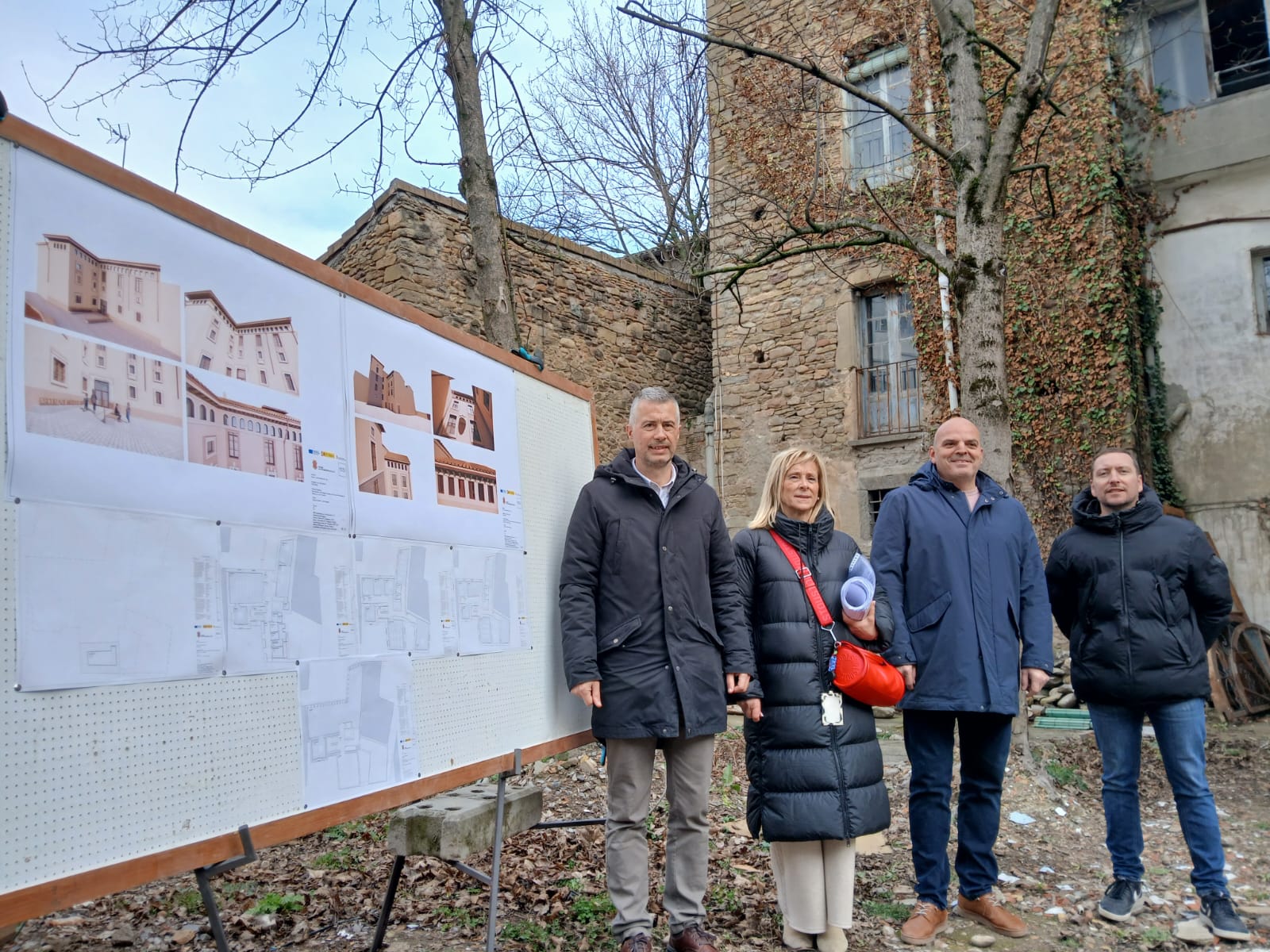 El alcalde de Jaca, Carlos Serrano, junto a la arquietcta jefa de obras, Patricia Martín, el concejal de urbanismo, Sergio Cajal, y el ingeniero municipal Manu