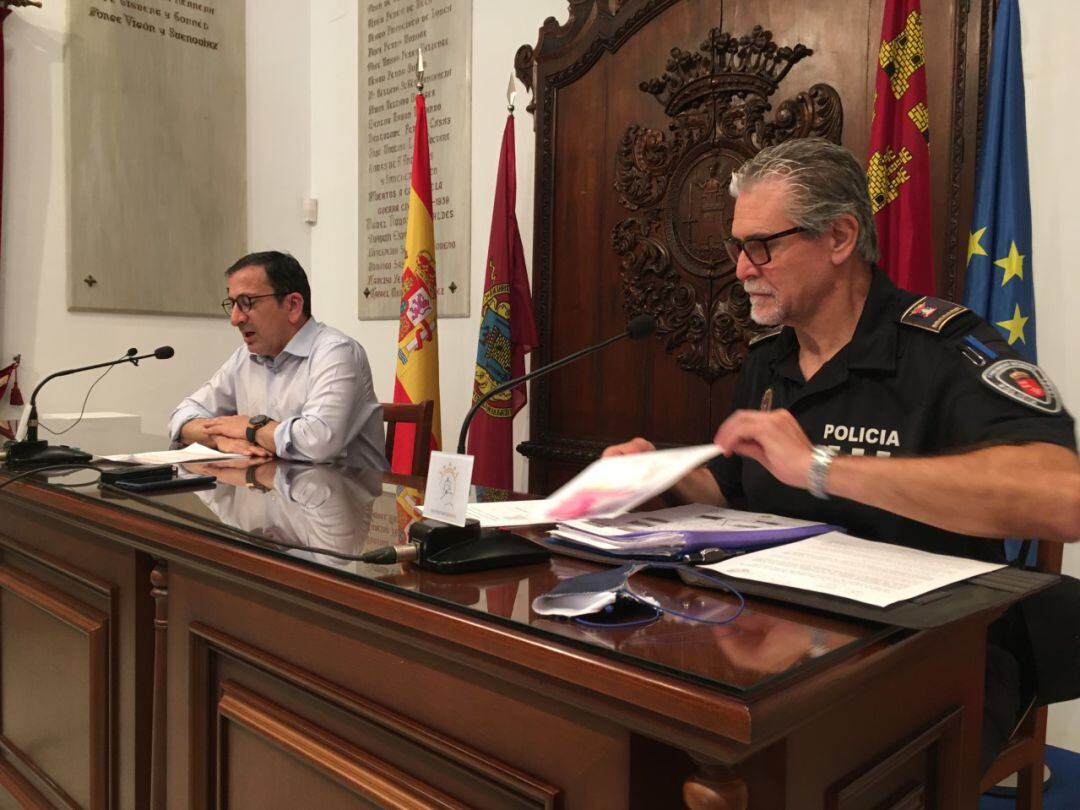 En primer término, José Antonio Sansegundo, jefe de la Policía Local, y José Luis Ruiz Guillén, concejal de Seguridad Ciudadana.