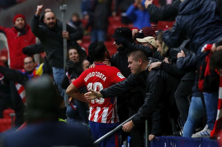 Diego Costa celebra su gol con la afición.