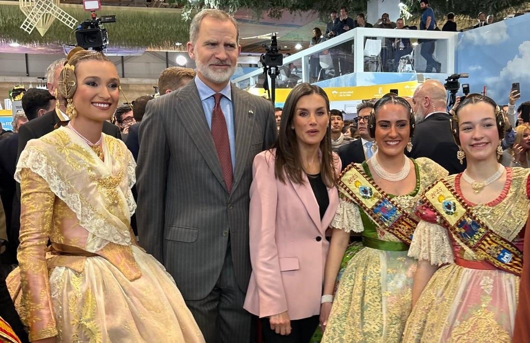 Las Falleras Mayores de Gandia junto a los Reyes de España.