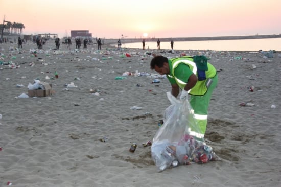 La neteja de les platges de Barcelona després de la revetlla de Sant Joan de 2012