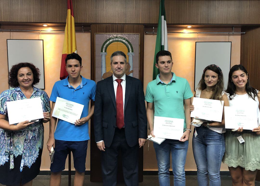 Los alumnos premiados con el delegado de Educación, Antonio Sutil, en el centro.