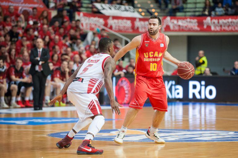 Cabezas dirige un ataque de su equipo ante el Cai