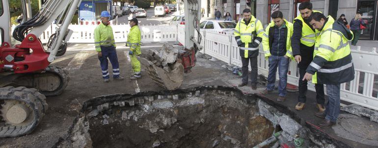 El concejal Xiao Varela revisa los trabajos