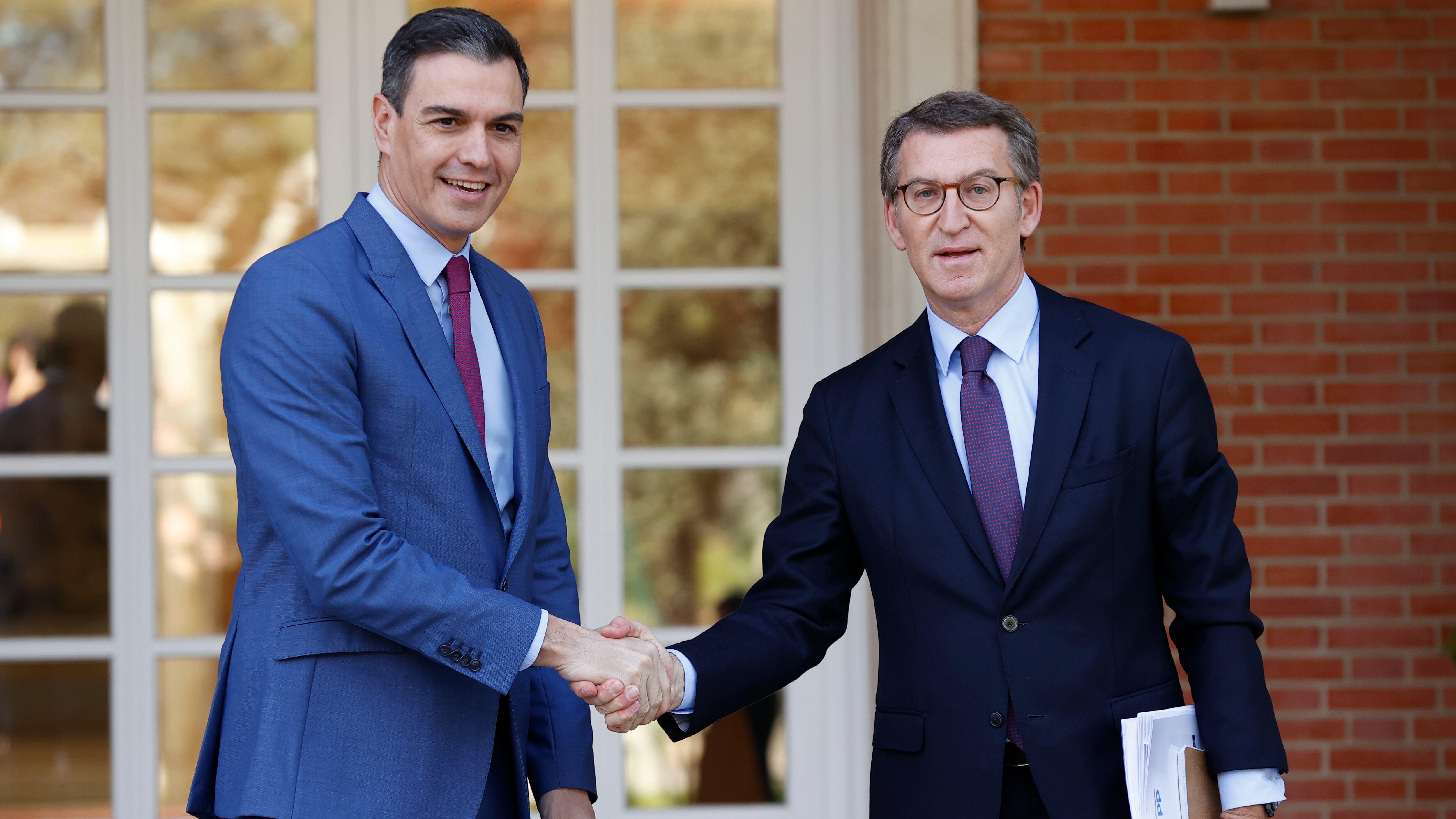 El presidente del Gobierno, Pedro Sánchez, recibe al nuevo líder del PP, Alberto Núñez Feijóo, en el Palacio de la Moncloa en Madrid.