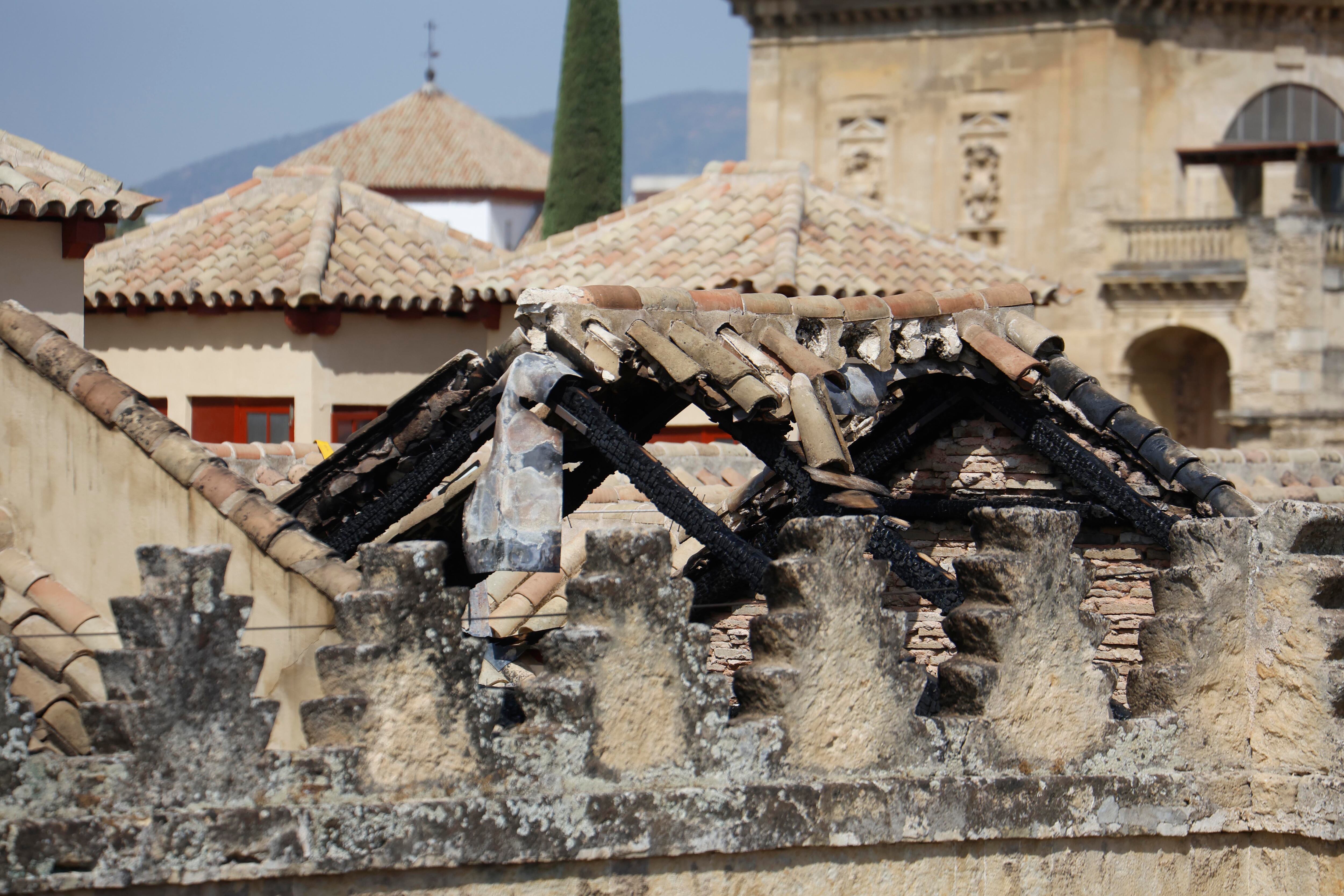 CÓRDOBA, 10/08/2025.- Continúan los trabajos de evaluación de daños en el tejado de la Mezquita de Córdoba. La Mezquita-Catedral de Córdoba retoma poco a poco su normalidad después del incendio en el que una capilla colapsó y se derrumbó el techo y otras dos resultaron afectadas, con la excepción de las visitas nocturnas al monumento que aún no se han restablecido. EFE/ Salas