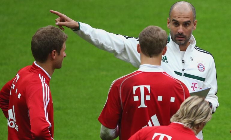 Pep Guardiola da órdenes a su jugadores en un entrenamiento