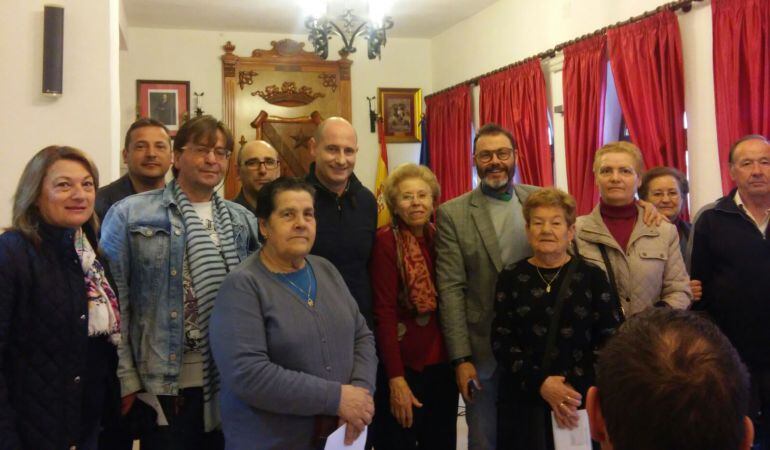 Foto de familia con el Delegado, Alcalde, concejales y familias beneficiarias