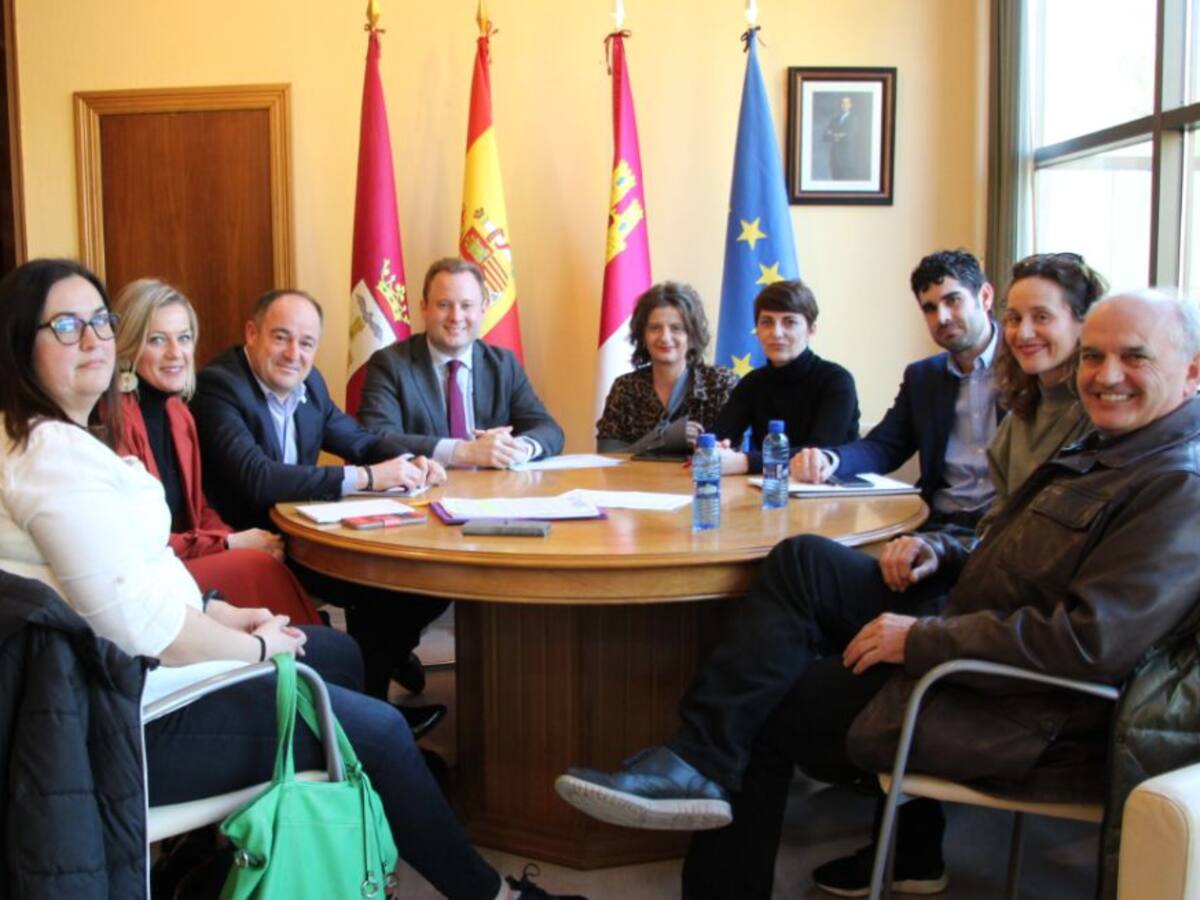 El Ayuntamiento confirma a los vecinos del barrio de Medicina que la Junta construirá un colegio público