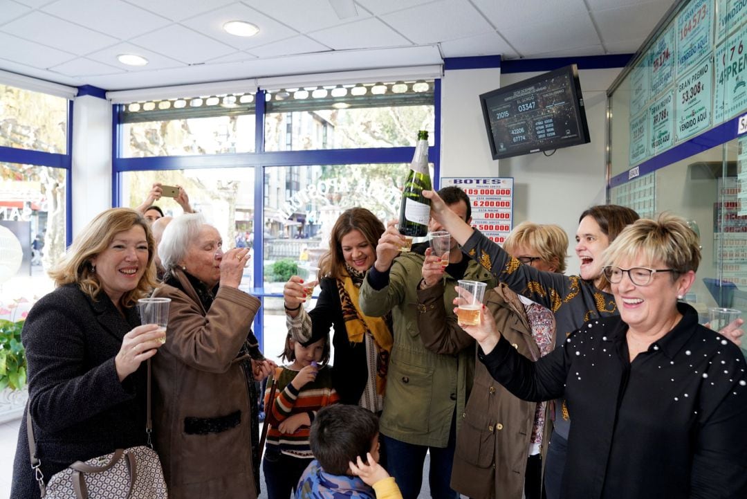 Celebración en una administración de Gernika tras venderse &#039;El Gordo&#039;.