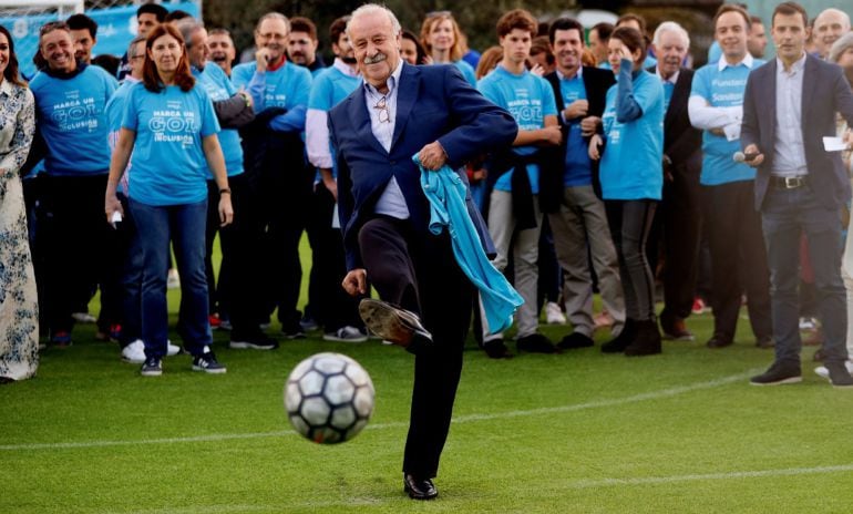 Del Bosque golpea una pelota en un acto promocional