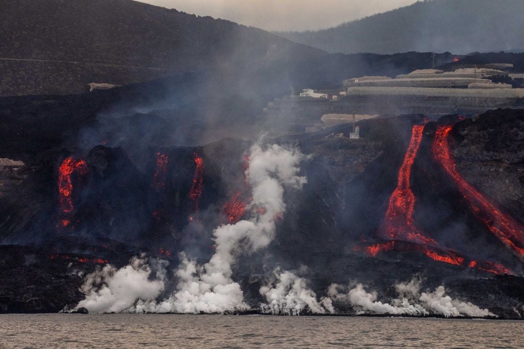 Coladas de lava del volcán de Cumbre Vieja desde la playa de Puerto Naos, a 11 de noviembre de 2021, en La Palma, Santa Cruz de Tenerife, Canarias (España). 