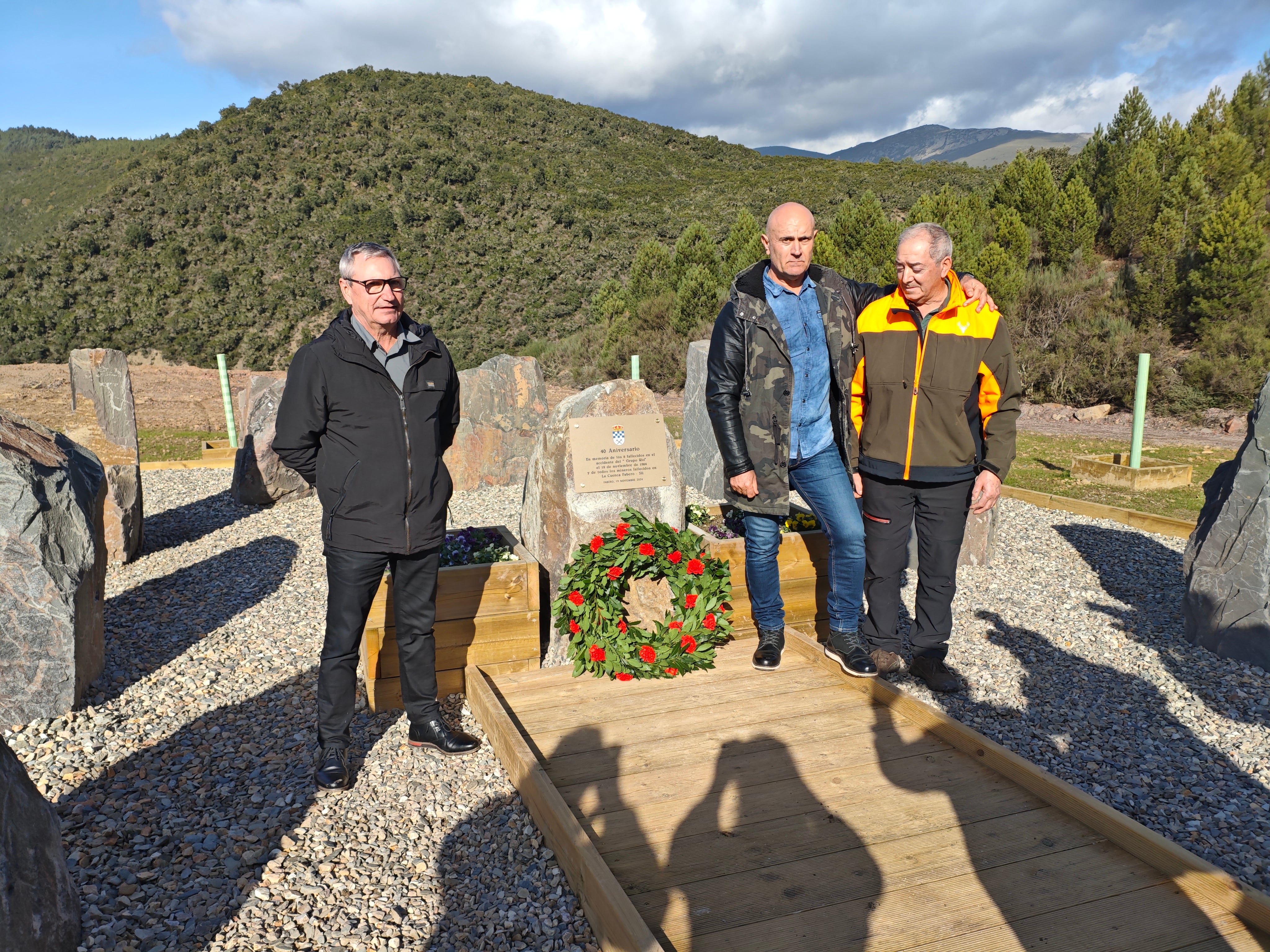 Tres de los supervivientes  junto al memorial minero de Fabero