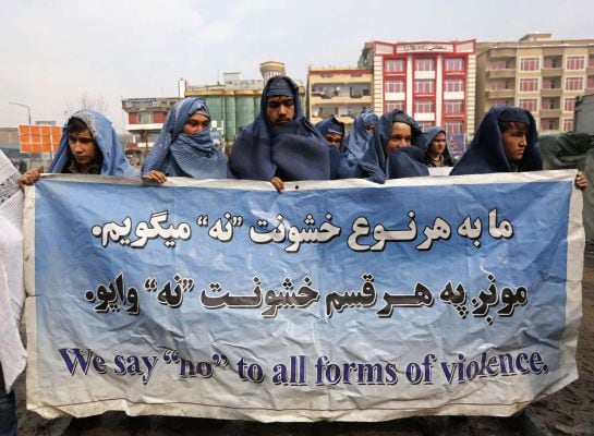 Activistas afganos ataviados con burkas marchan por las calles de Kabul para celebrar el Día Internacional de la Mujer y reivindicar los derechos de las muejeres en su país.