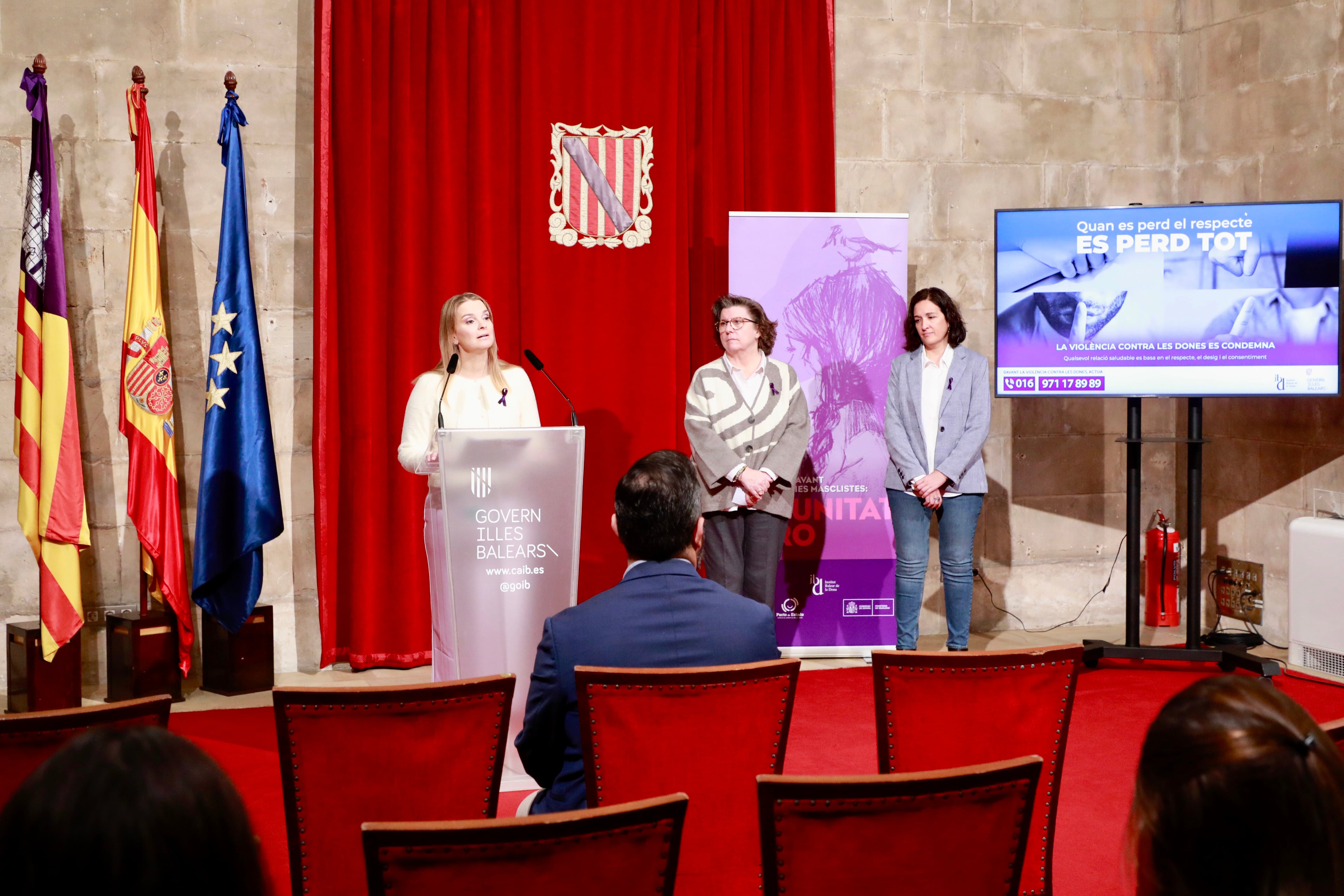 Rueda prensa campaña 25N, Marga Prohens, presidenta del Govern; Catalina Cirer, consellera de Familia y Asuntos Sociales; y Catalina Maria Salom, directora del IB-DONA.