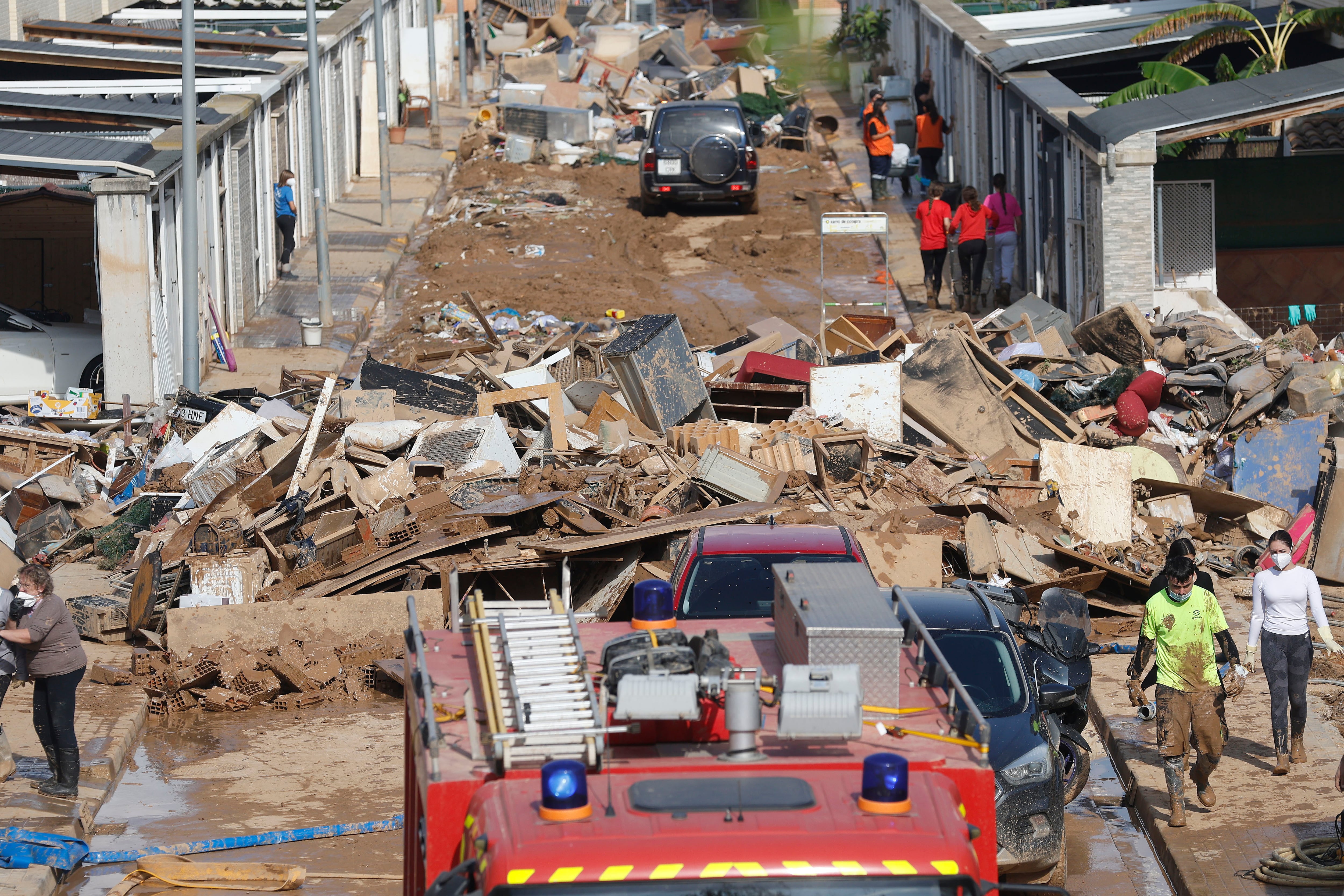 ALFAFAR (VALENCIA), 06/11/2024.- Cientos de enseres se acumulan en las calles de Alfafar (Valencia), este miércoles. Voluntarios, fuerzas de seguridad, bomberos, militares y vecinos de las localidades más afectadas por la dana continúan con las tareas de limpieza mientras los equipos de rescate siguen rastreando la zona para intentar localizar a las personas que aún sigue desaparecidas. EFE/Miguel Ángel Polo
